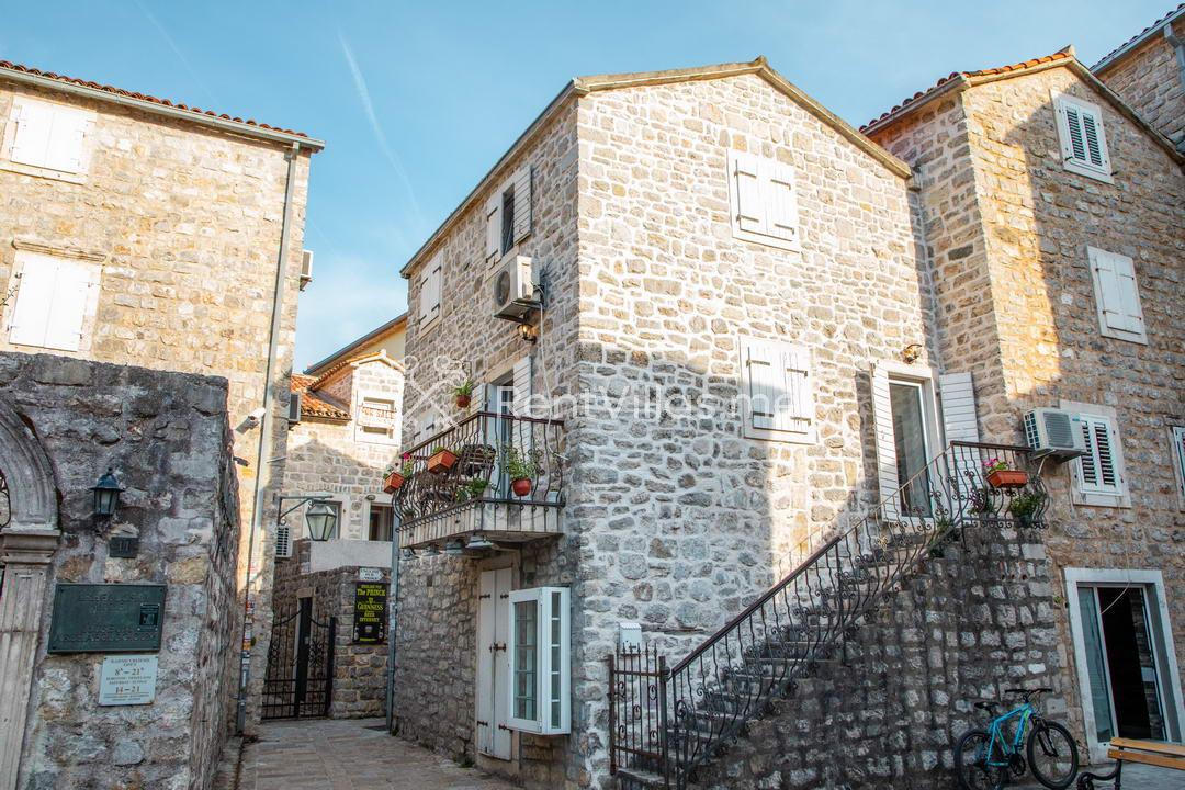 OLD TOWN HOUSE LINA