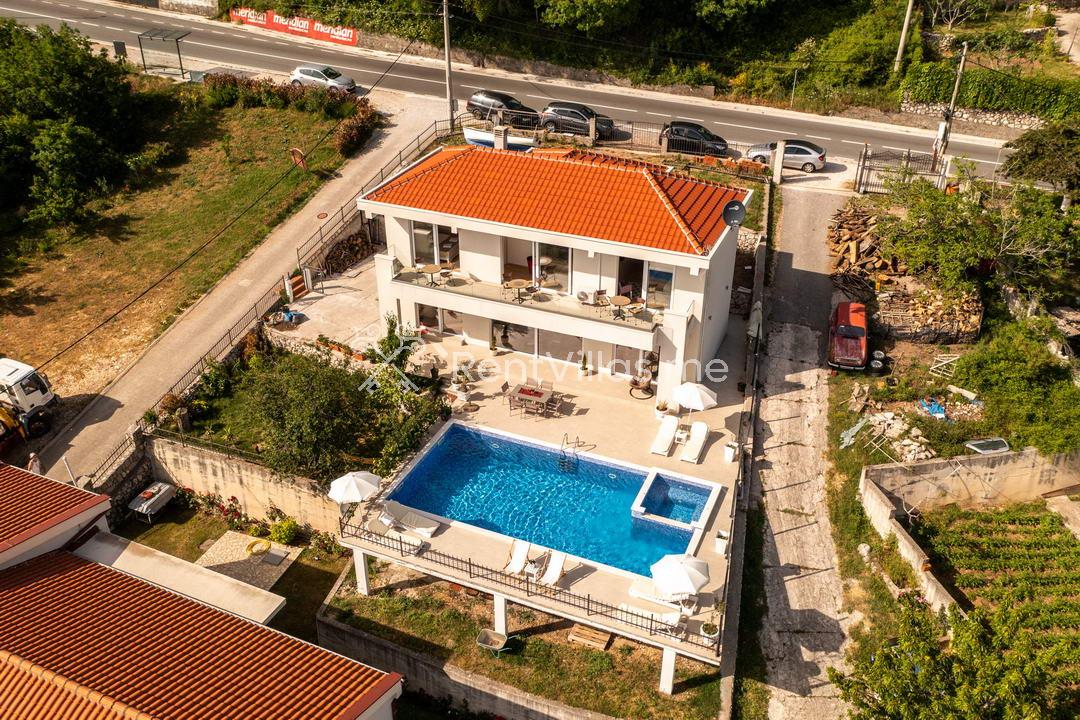 WHITE BEAUTY VILLA