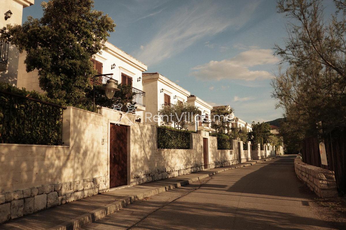 HUMA KOTOR BAY BEACHFRONT VILLAS